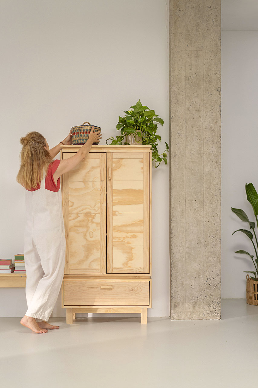 Imagen de ambiente 1 para:Armario bajo con cajón de madera natural